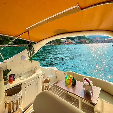 Côte D'azur Sur Un Navire De Plaisance Hotel en barco