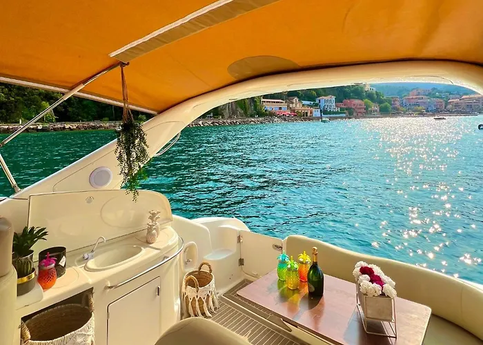 Côte D'azur Sur Un Navire De Plaisance Hotel en barco